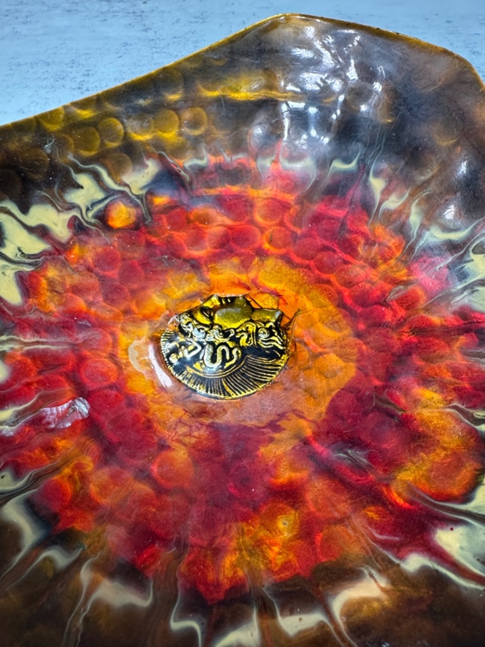 Vintage hammered copper and enamel triangular bowl - Picture 7 of 11